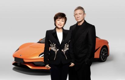 Tvárou novej automobilky Denza je herec Daniel Craig, ponúka kombi jazdiace bokom