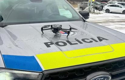 VIDEO: Polícia opäť nasadila na vodičov drony. Hliadky kontrolujú sneh a ľad na autách a rozdávajú pokuty