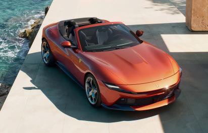 Nové Ferrari drží v strede pruhu, brzdí samé a má tyrkysové logo. Amalfi Spider nahradil Roma kabrio a dostal vylepšený motor