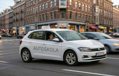 Vodičáky opäť zdražejú. Už dnes pritom ukroja z výplaty väčší kus než kedysi