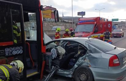 V Bratislave sa dnes zrazilo auto s autobusom so 70 pasažiermi
