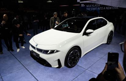 Nové BMW radu 3 naživo: BMW začalo s 800 voltami, dojazd i3 je až 900 kilometrov