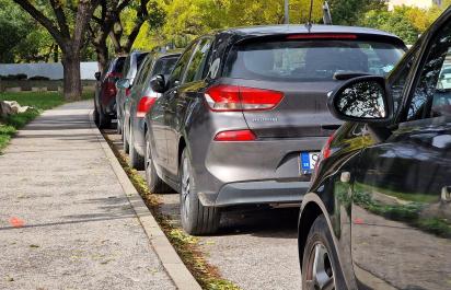 Pred domom mi stoja cudzie autá, nemôžem pre ne parkovať. Ako ich odtiaľ vyhnať? Večný problém z praxe má legálne riešenie (Dopravná poradňa)