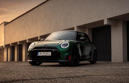 TEST MINI Cooper JCW Electric: Najzábavnejšie malé auto na trhu dokáže poriadne kopať!