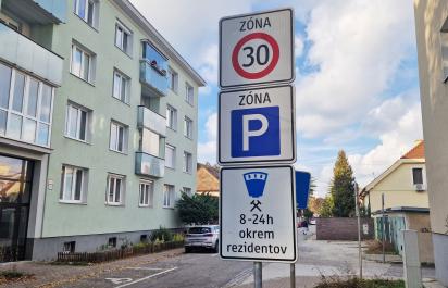 Platí ZÓNA len po najbližšiu križovatku? Platí tu pravidlo pravej ruky?