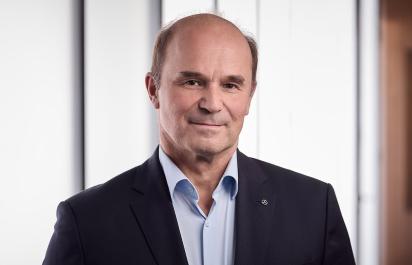 Predseda dozornej rady Mercedesu navrhuje predĺžiť pracovnú dobu za rovnaký plat. Zamestnanci dnes pracujú len 35 hodín týždenne