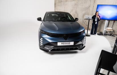 Renault Megane E-Tech zájde ďalej, nabijete ho rýchlejšie, facelift nie je len o tvári
