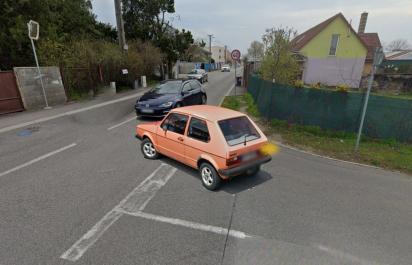 Zľava nikto nešiel, odbočil vpravo a narazil do auta idúceho v protismere. Kto je vinník a zaplatí škody?