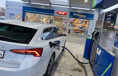 Cena nafty na Slovensku prvý raz prekročila 2 eurá. Vláda stanovila ceny od piatka, zvýšenie sa už dotkne aj slovenských motoristov