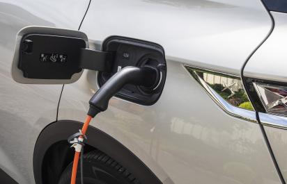 Plug-in hybrid (PHEV): Ako funguje, oplatí sa a aké sú rozdiely?