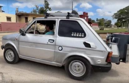 Tento muž pre vysoké ceny benzínu prerobil svoj FIAT na uhoľný pohon. Jazdí pomaly, ale lacno
