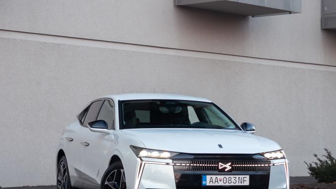 DS Automobiles N°4 Hybrid 145 eDCT6