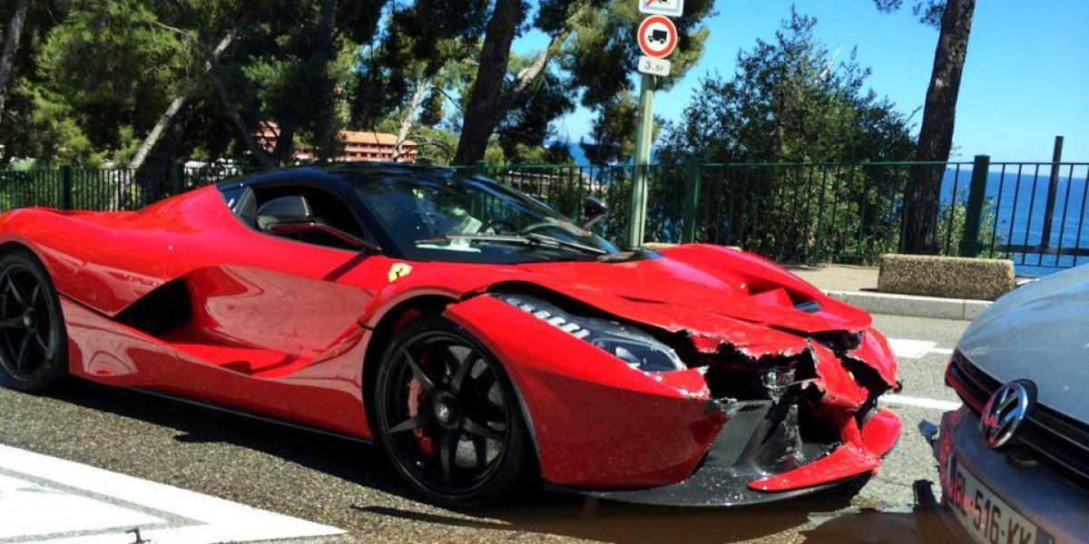 Svetovo prvá nehoda modelu LaFerrari: Zaútočil na ňho Golf!