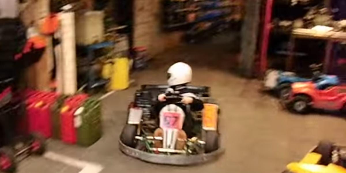 Video: Chlapec parkuje ako profík!