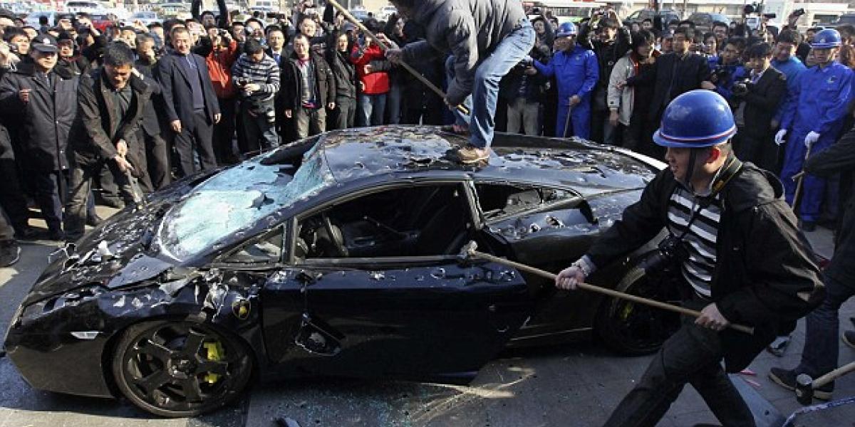 Video: Na Lamborghini s kladivami?