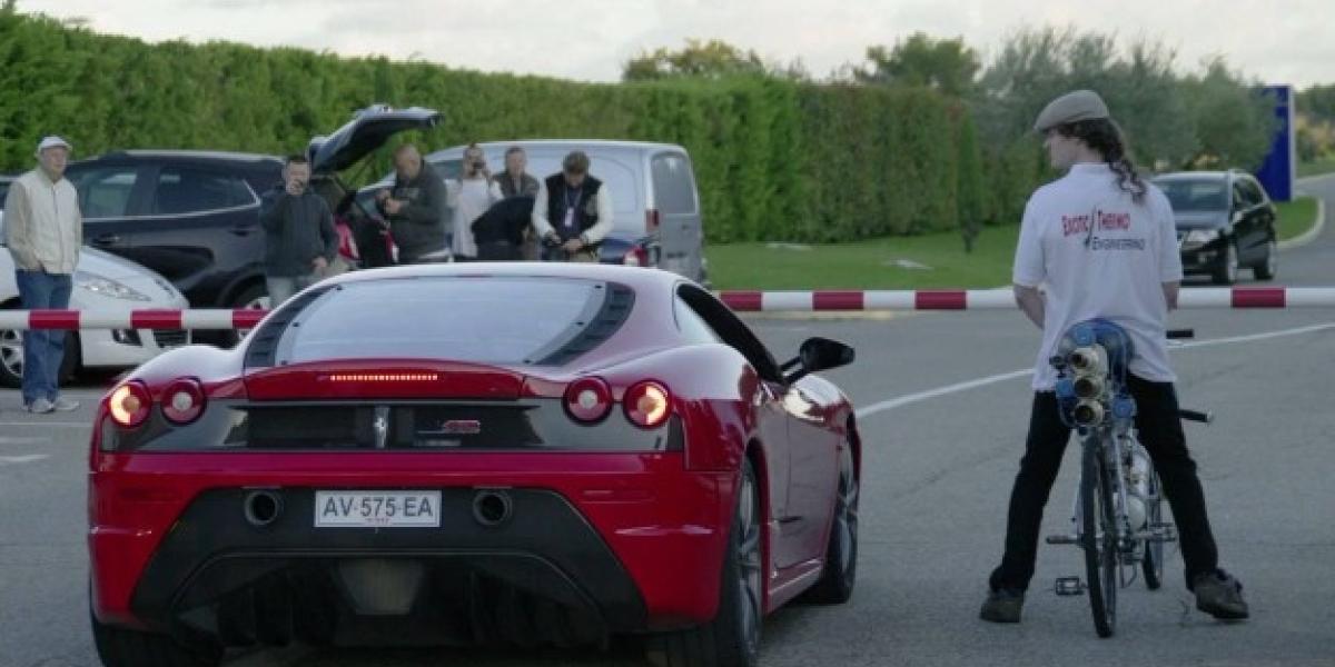 Video: Ferrari 458 vs.jet powered bicykel!