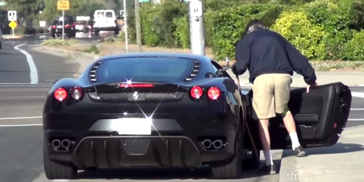 Jazda vo Ferrari a zadarmo? Tento mladík vás zvezie!
