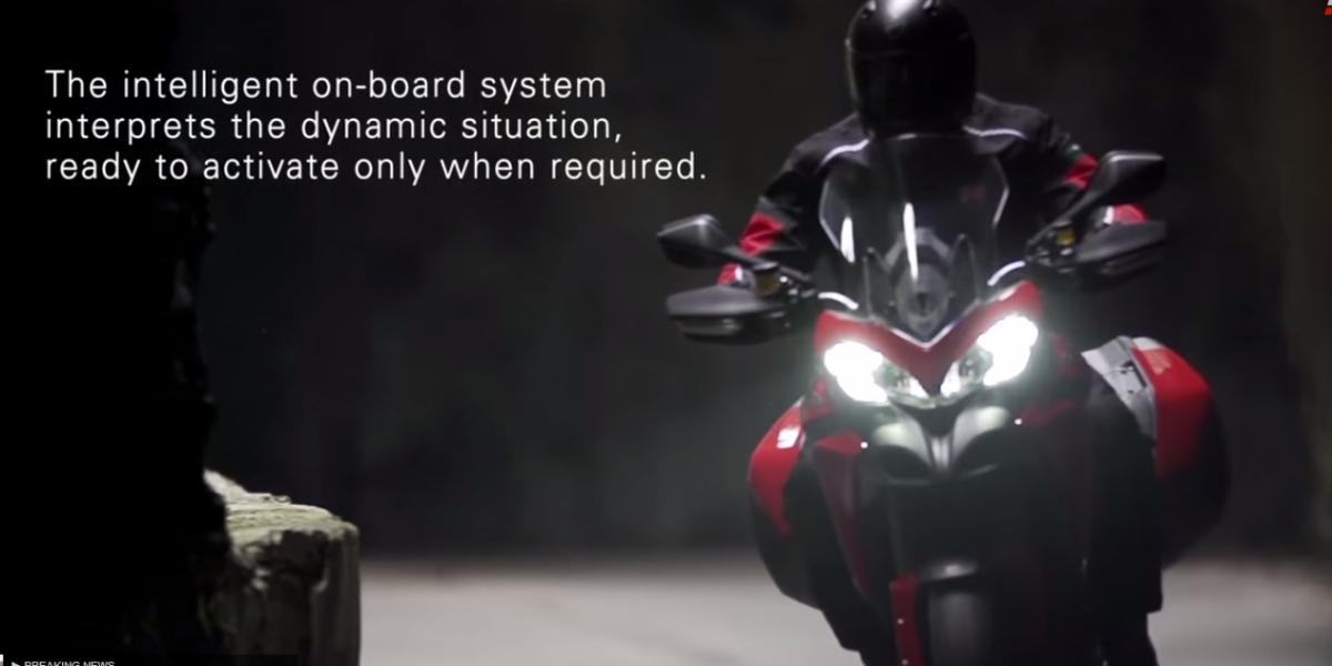 Motocykel vs. automobil: Crash test motocyklovej bundy s airbagom!