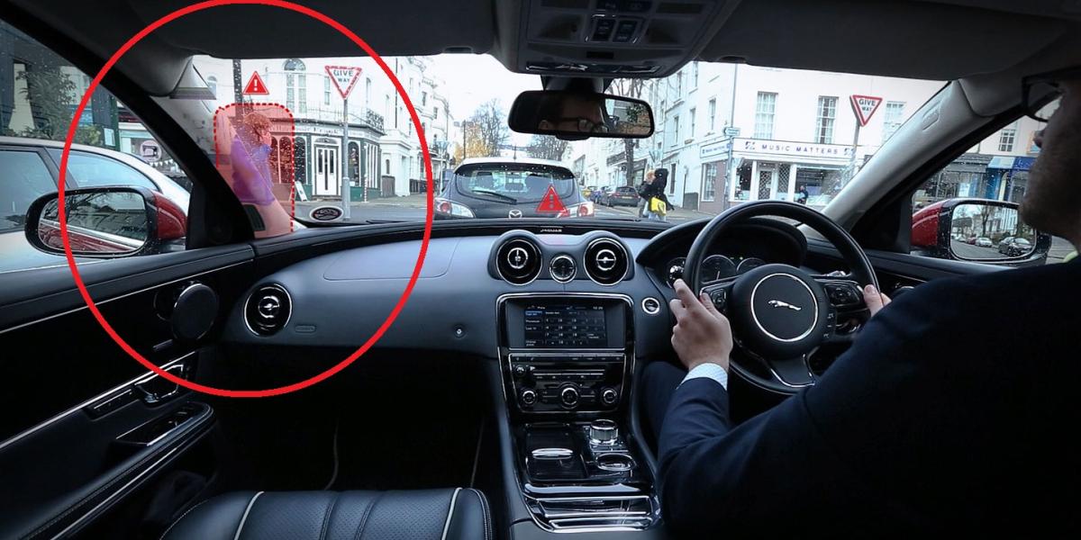 Land Rover predstavil priehľadné strešné stĺpiky!