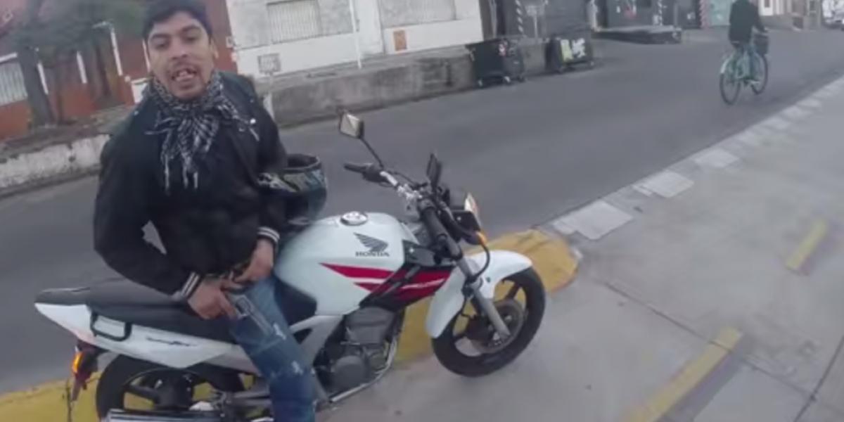 Video: Ruky hore, daj mi batoh!
