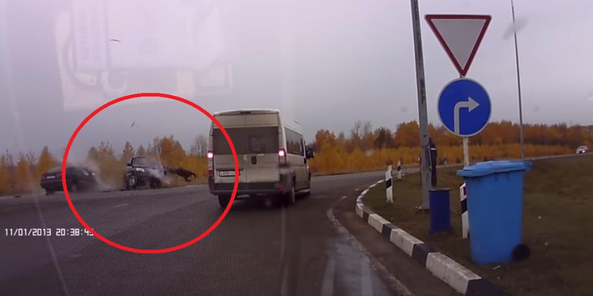 Pripútajte sa: Vodič vyletel pri náraze von oknom!