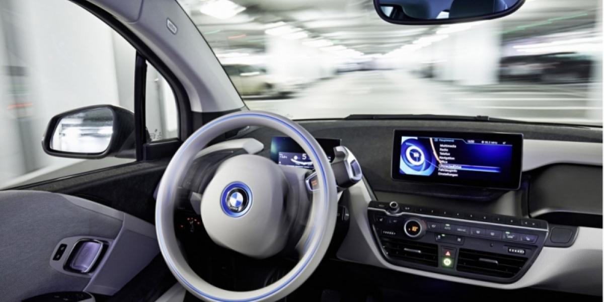 BMW i3, auto, ktorému poviete nech si zaparkuje samo!