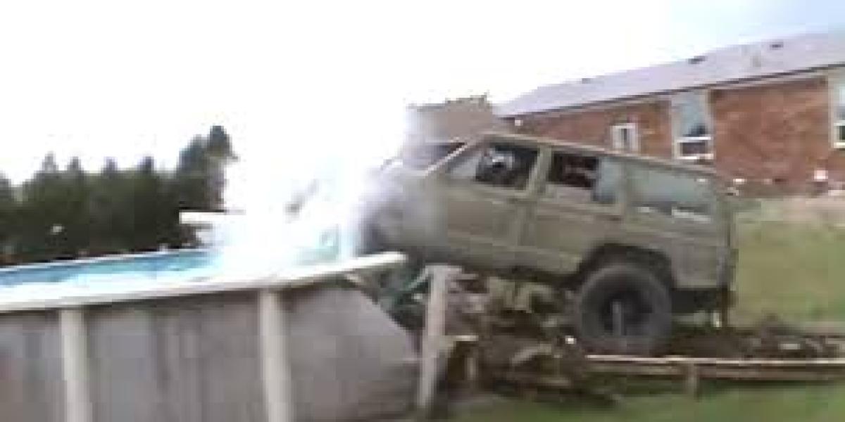 Video: Skok Jeepom do bazénu!