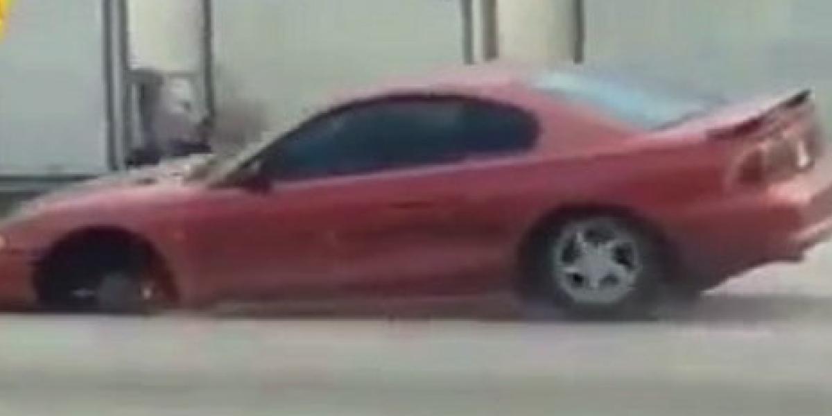 Video: Trojkolesový Mustang 