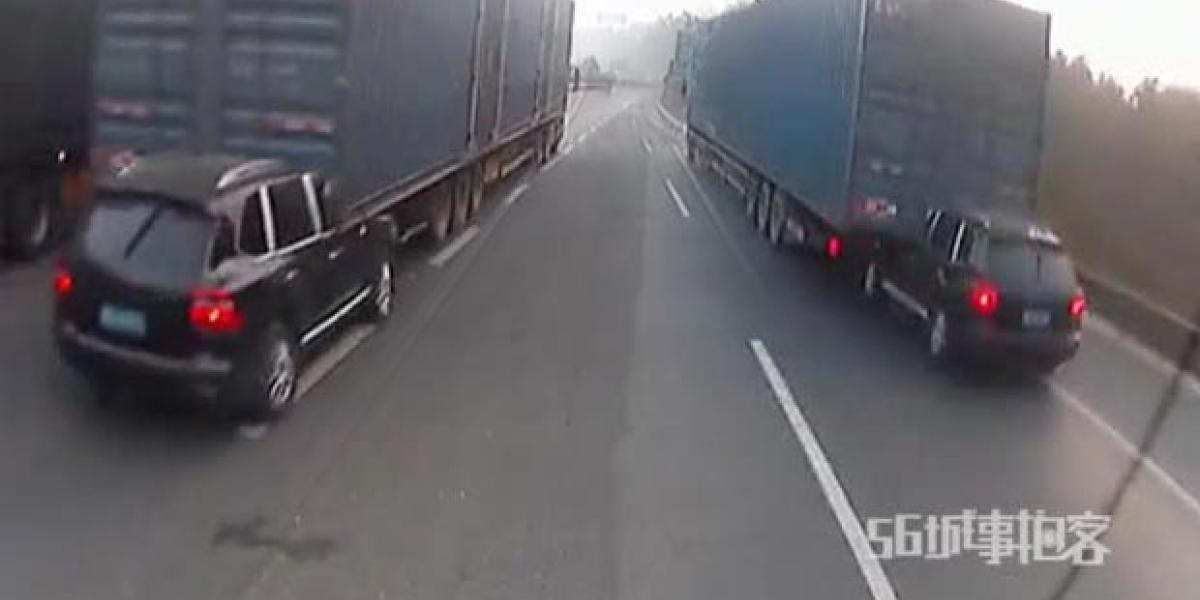 Video: Kamionista netušil, že za sebou vlečie zaseknuté SUV!