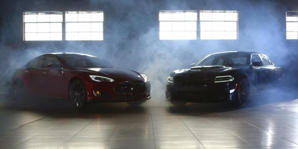 VIDEO: Dodge Charger SRT Hellcat vs. Tesla Model S P85D na štvrť míle!