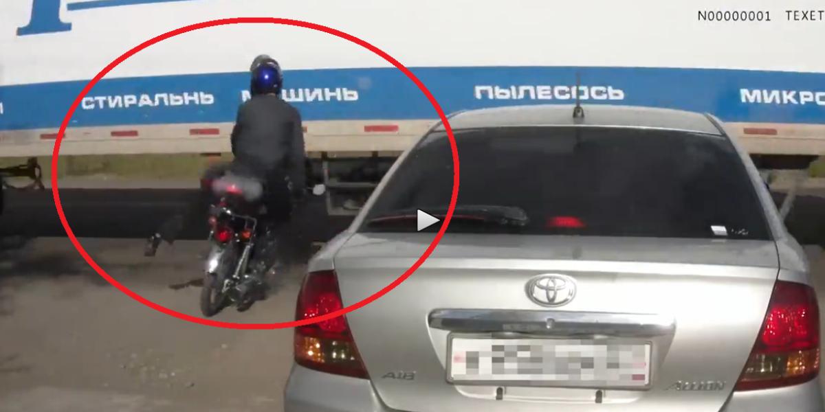 Video: Mladíka na motorke zroluje nákladné auto!