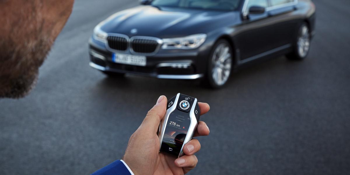 Video: Nové BMW zaparkuješ s kľučom v ruke spred garáže!
