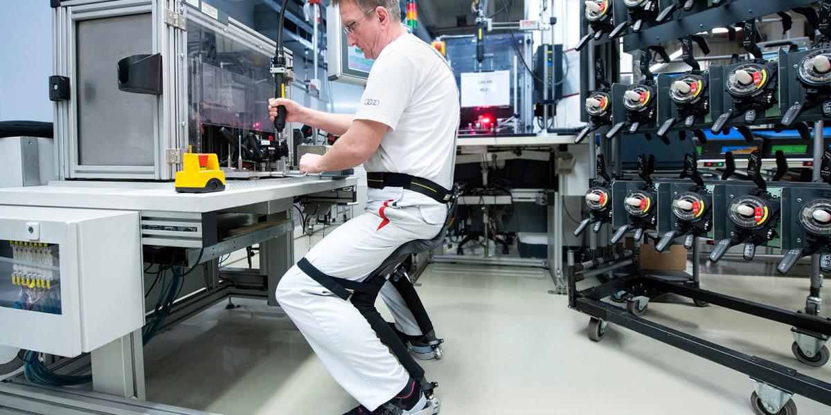 Ťažká práca v automobilke? Volkswagen testuje prevratnú (ne)stoličku!