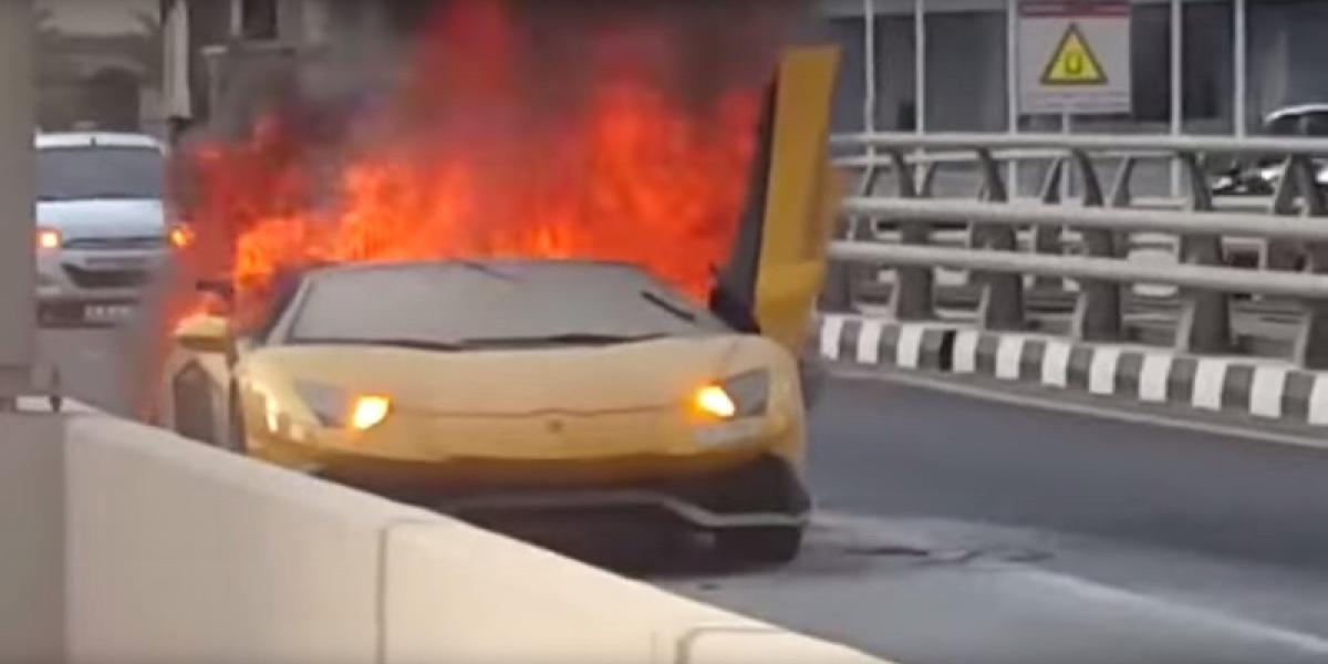 Z predvádzania nebolo nič: Lamborghini skončilo v plameňoch!