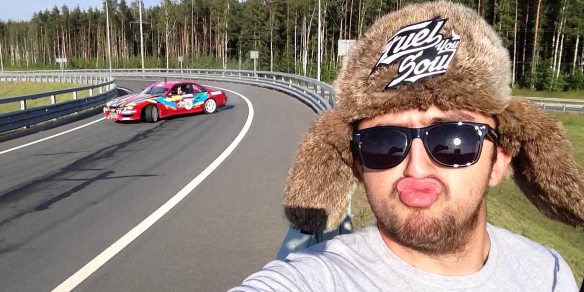 Drsné video: Nikdy sa nesnaž o selfie s driftujúcim autom!