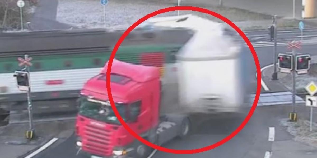Video: Zrážka vlaku s kamiónom!