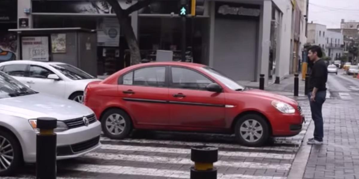 Video: Muž vs. auto na priechode pre chodcov!