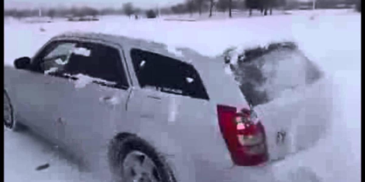 Video: Ako si uľahčiť čistenie auta od snehu?