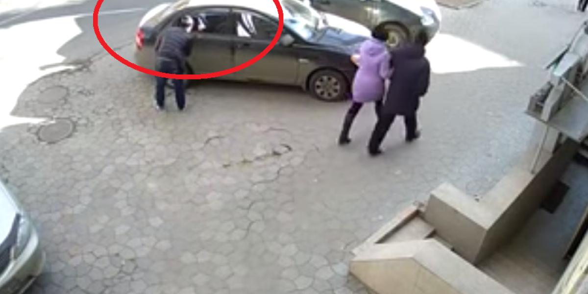 Pozor: Aj takto sa kradnú kabelky!