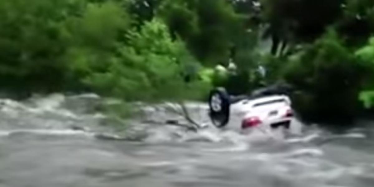 Video: SUV vs. rozbúrená rieka