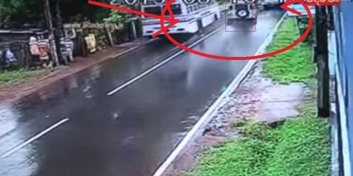 Video: Fatálna zrážka Defenderu s 2 autobusmi! 