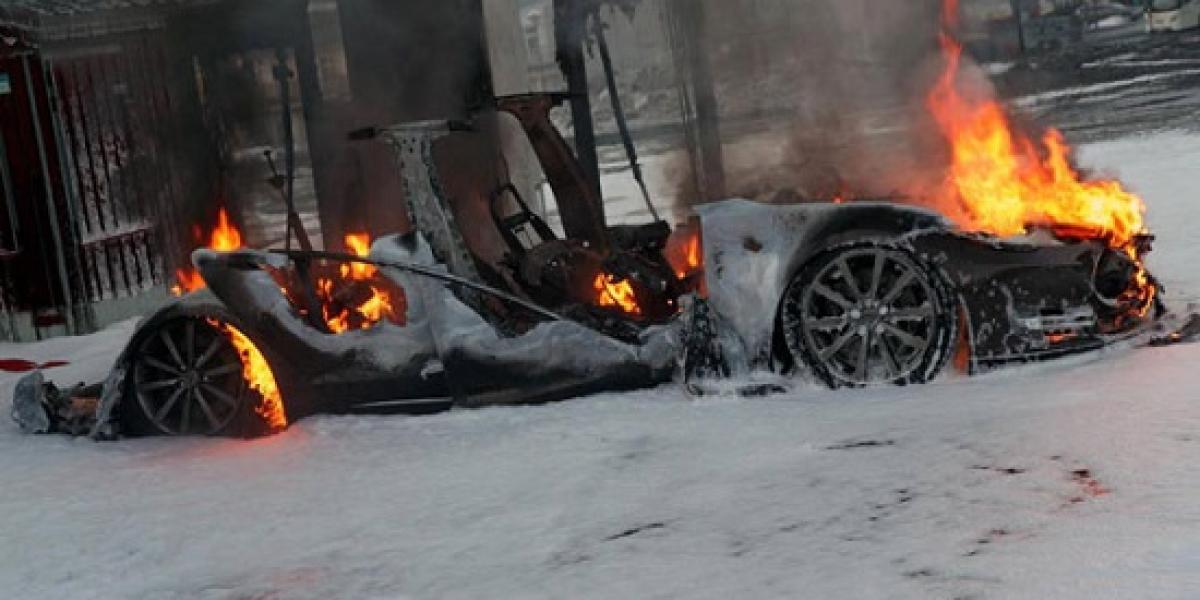 Tesla Model S: Zhorela do tla pri nabíjaní!