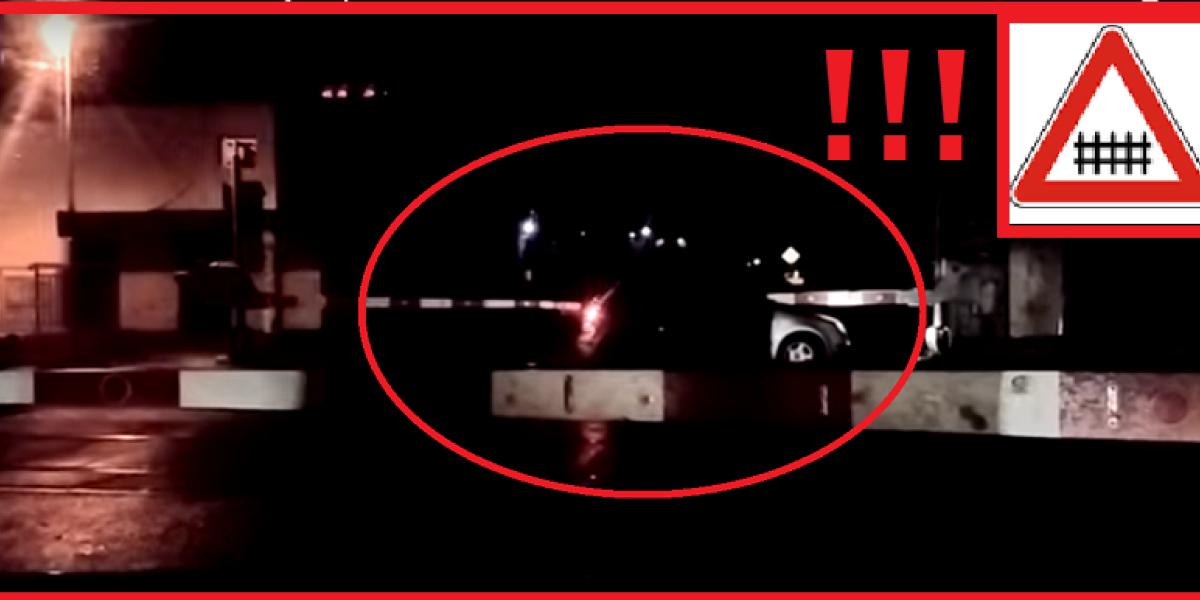 Video: Vodič Fabie uviazol medzi závorami na železničnom priecestí