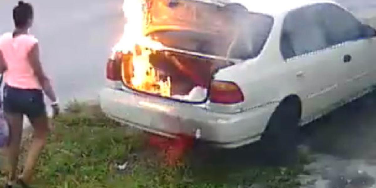 VIDEO: Žiarlivá ženská podpaľuje auto. Nesprávne!!!