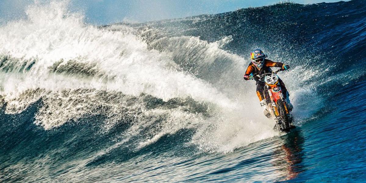 Video: Surfovanie na motocykli!