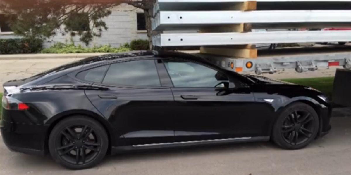 Tesla Model S sama naštartovala a havarovala