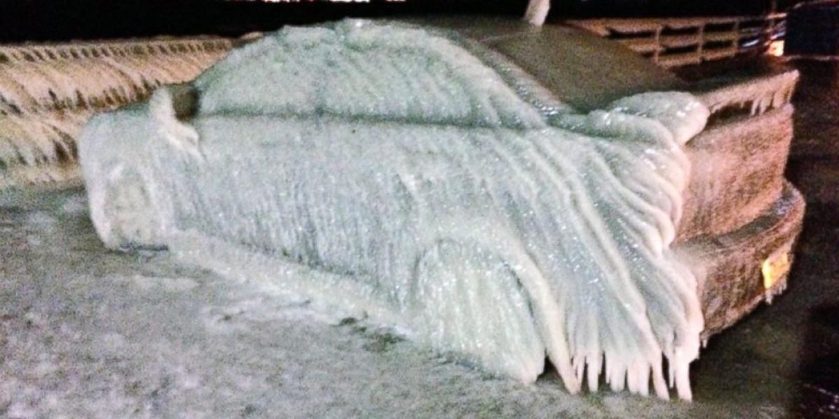 Video: Zaparkuješ auto a vyzdvihneš ľadovú sochu!