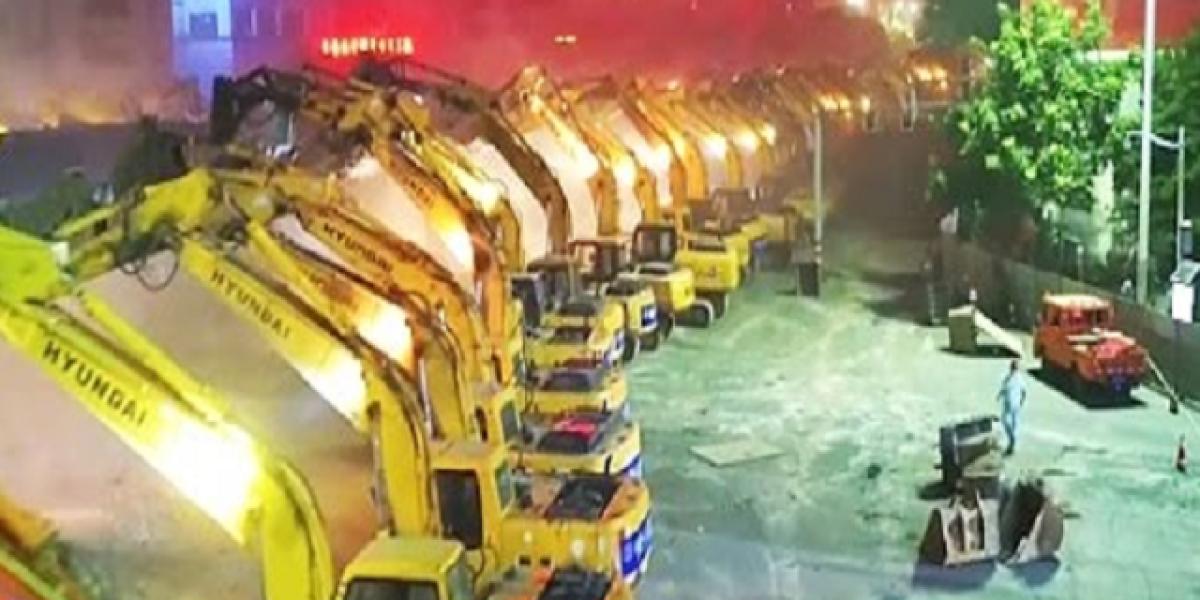 Expresná demolácia: 116 strojov zbúralo nadjazd za 1 noc!
