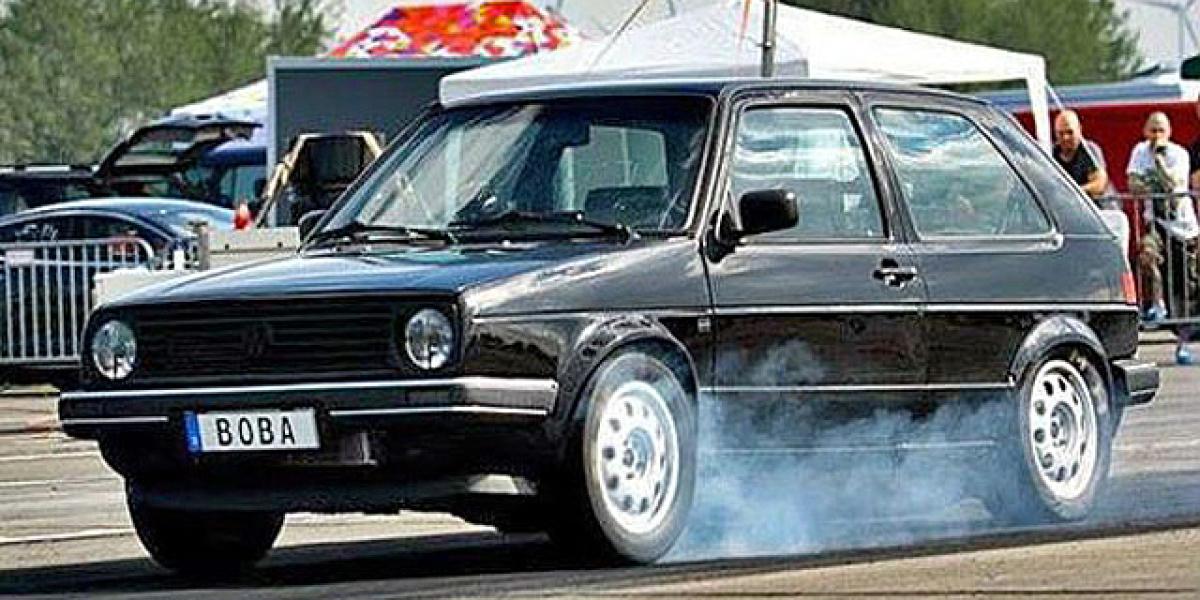 VIDEO: VW Golf II udupe Chiron, Aventador aj M5-ku do zeme!