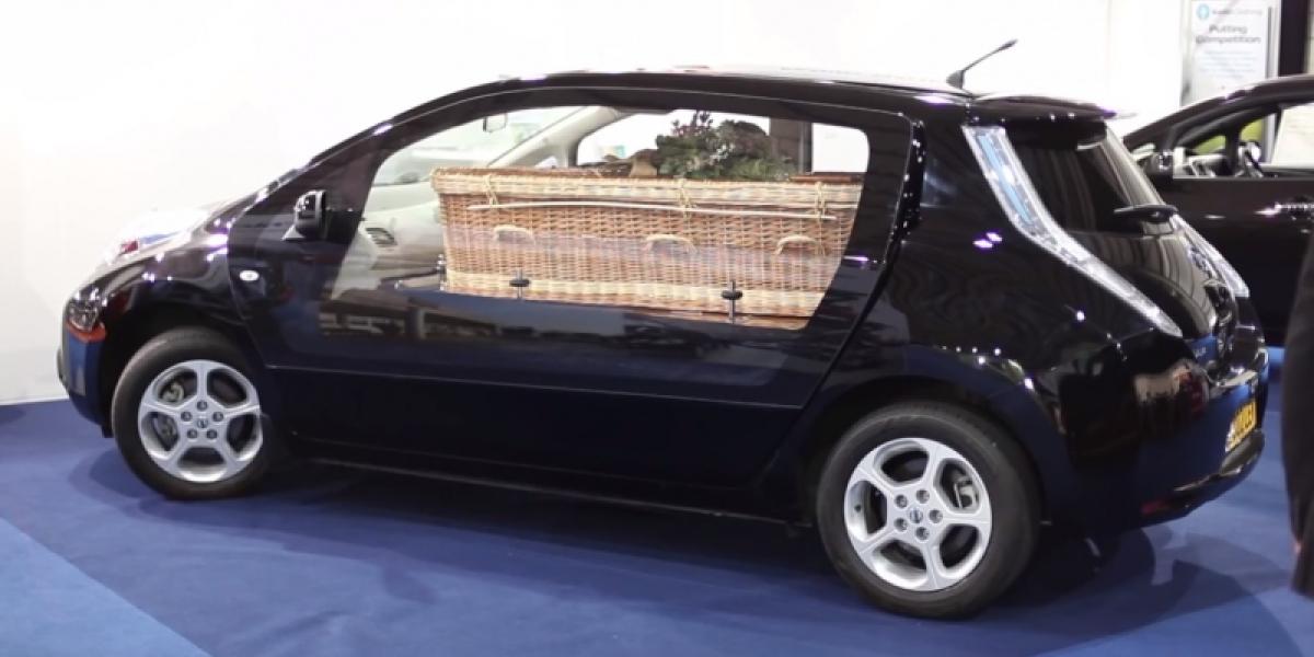 Najbizarnejší pohrebák: elektrický Nissan Leaf s prútenou rakvou?